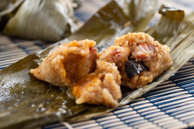 Ejderha tekneleri festivali için Çin pirinçli börek zong zi.