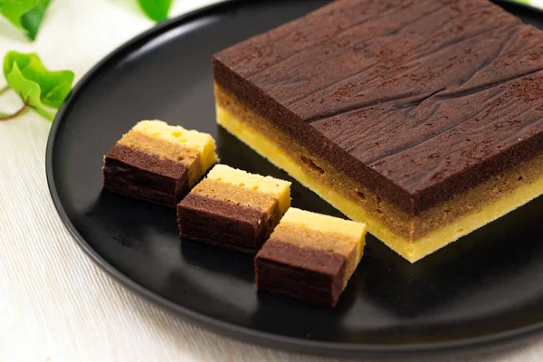 Bolo de café de chocolate a vapor de três camadas — Fotografia de Stock