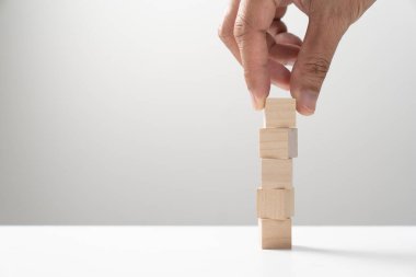 Dikey olarak beş odun küpü üst üste diziliyor