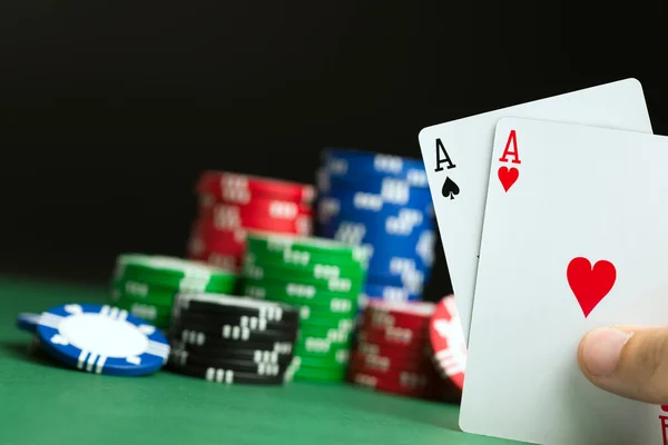 Mão com ases de poker — Fotografia de Stock