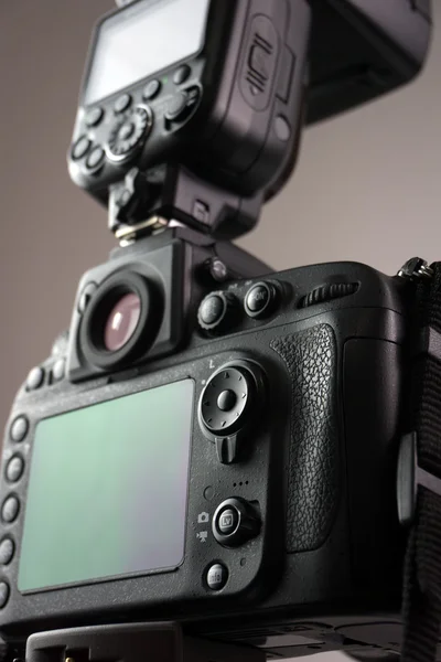 Câmera DSLR com flash externo — Fotografia de Stock