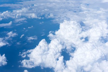 Bulutlu gökyüzü yukarıda