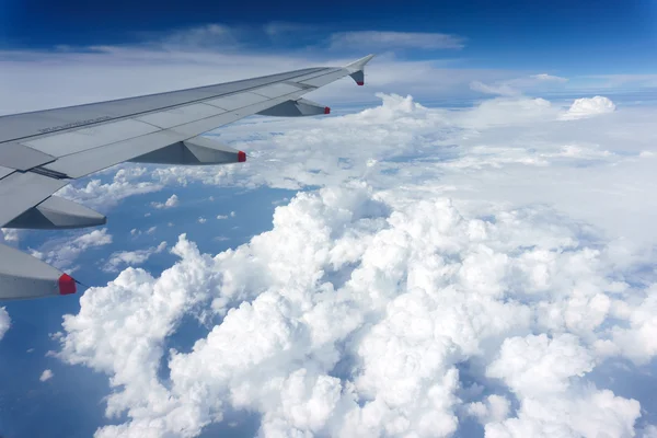 空の上の航空機の翼 — ストック写真