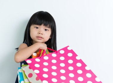 çocuk ile alışveriş torbaları