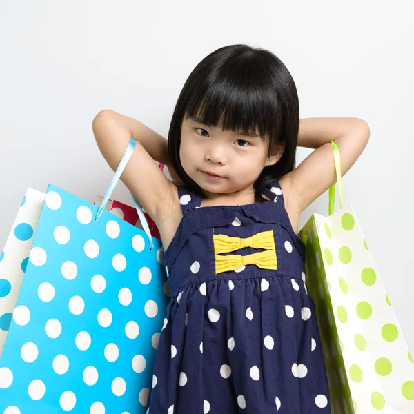 Niño con bolsas de compras — Foto de Stock