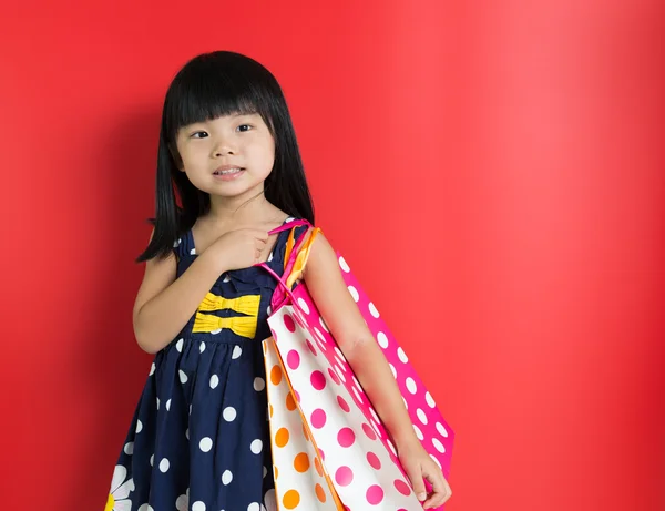 Dítě s nákupní tašky — Stock fotografie