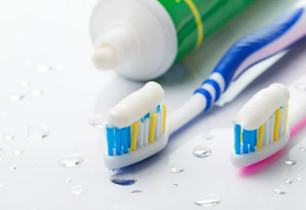Cepillos de dientes y pasta dental — Foto de Stock