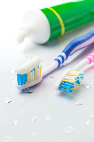 Toothbrushes and toothpaste — Stock Photo, Image