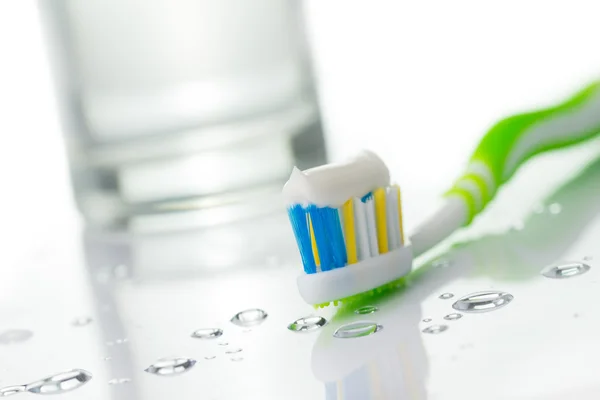 Cepillo de dientes con pasta de dientes — Foto de Stock