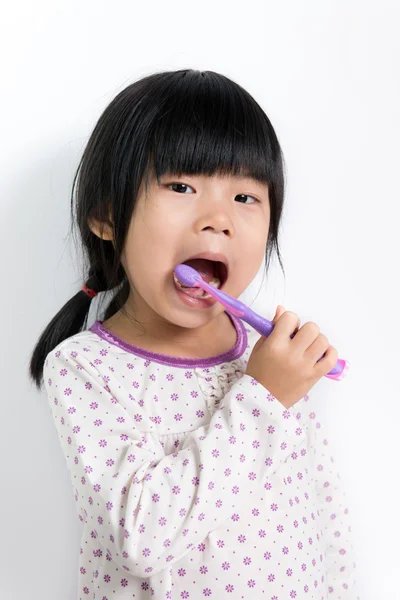 Borstning av barn tänder — Stockfoto