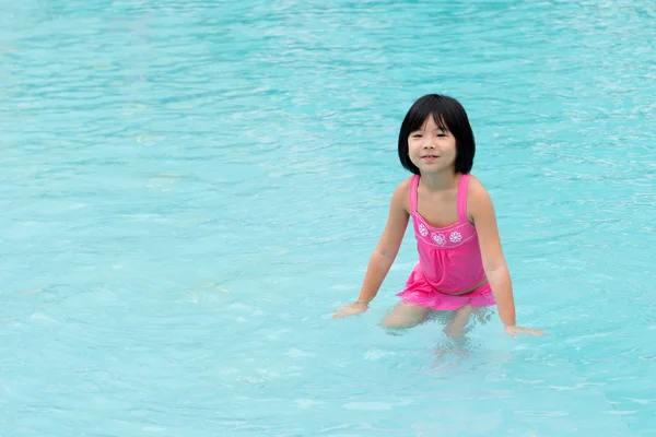 Liten asiatisk tjej i poolen — Stockfoto