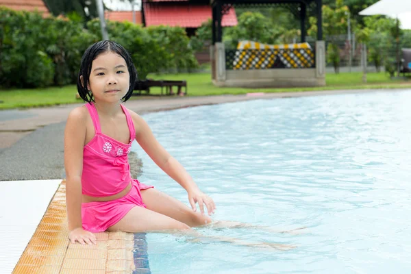 Liten asiatisk tjej i poolen — Stockfoto