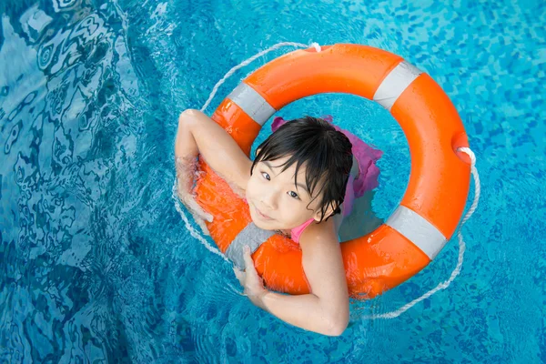 Kleines Mädchen im Schwimmbad — Stockfoto