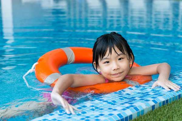 Liten flicka i poolen — Stockfoto