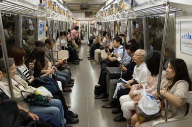 Tokyo metro tren kalabalık