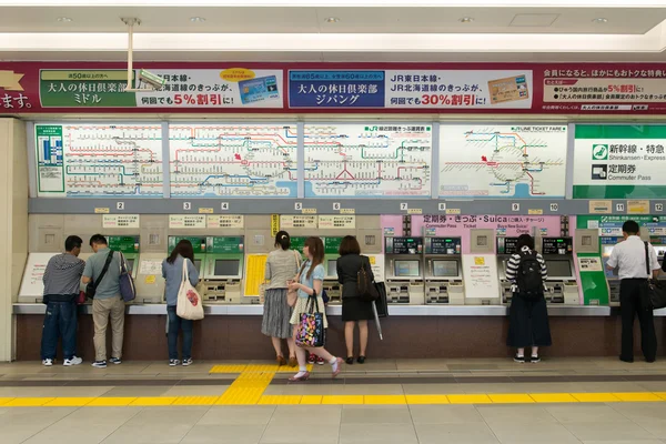 在新宿站，东京 Jr 火车自动贩卖机 — 图库照片