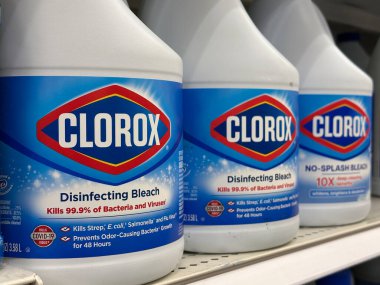 Northville, Michigan, ABD - 9 Kasım 2025: Clorox mağazadaki çamaşır suyu şişelerini dezenfekte ediyor, mikrop öldürücü iddialarını, temel temizlik ve çamaşır ürünlerini gösteriyor.