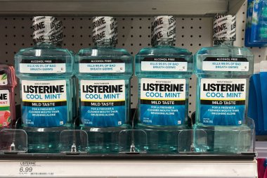 Northville, Michigan, ABD - 9 Kasım 2025: Bir sıra listerin serin nane tadı ağız gargarası, alkol içermiyor ve daha taze bir ağız için kötü kokan mikropları öldürüyor.