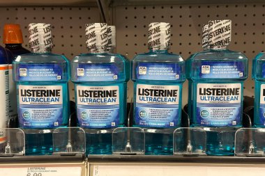 Northville, Michigan, ABD - 9 Kasım 2025: Bir sıra listerin serin nane tadı aşırı temiz ağız gargarası, alkol içermiyor ve daha taze bir ağız için kötü kokan mikropları öldürüyor.