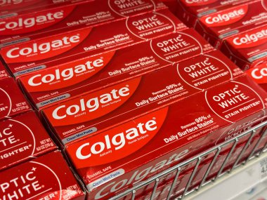 Northville, Michigan, ABD - 9 Kasım 2025: Colgate optik beyaz leke savaşçısı diş macunu Hedef perakende mağazasında temiz nane şekeri