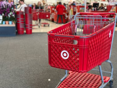 Northville, Michigan, ABD - 16 Kasım 2025: Red Target alışveriş arabası perakende mağazasında. Arkaplan bulanık, alışveriş, tüketim ve marka kimlikleri için müşterileri ve ürünleri gösteriyor.