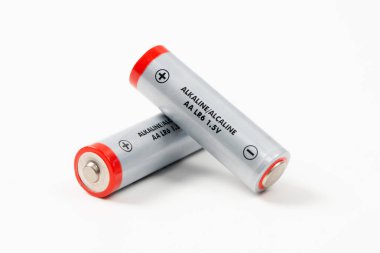 AA alkali LR6 1.5V bataryalar beyaz zemin, taşınabilir güç, enerji ve elektronik aksesuarlar temaları izole.