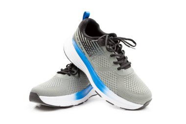 Gri, siyah ve mavi renkli, solunabilir ağ, yastıklı tabanlar ve dantelli tasarımı olan bir çift genel spor ayakkabısı. Fitness, koşu ve antrenman için ideal..