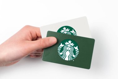 Detroit, Michigan, ABD - 18 Ocak 2026: Yeşil Starbucks hediye kartlarında ikonik yeşil siren logosu.
