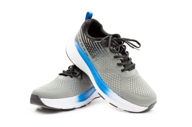 Gri, siyah ve mavi renkli, solunabilir ağ, yastıklı tabanlar ve dantelli tasarımı olan bir çift genel spor ayakkabısı. Fitness, koşu ve antrenman için ideal..