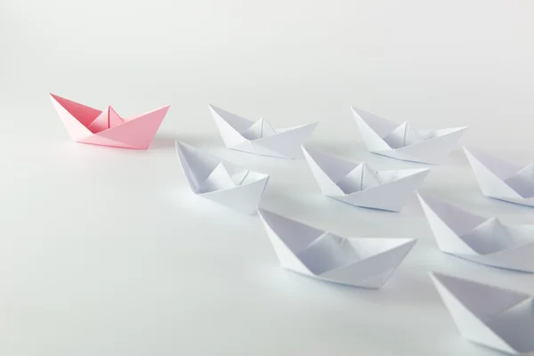 Liderazgo conceptual usando papel origami boat — Foto de Stock