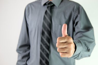 Adam baş parmağını gösteriyor.