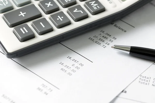 Estado financiero con calculadora y pluma — Foto de Stock