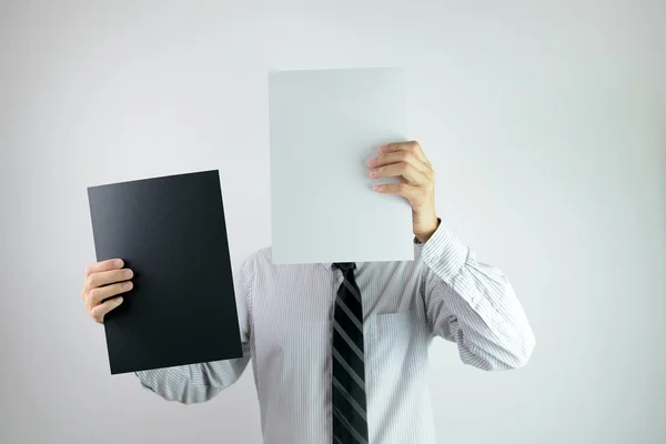 Hombre de negocios con papel blanco y negro — Foto de Stock