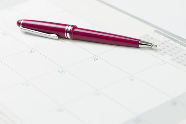 Calendario y pluma — Foto de Stock