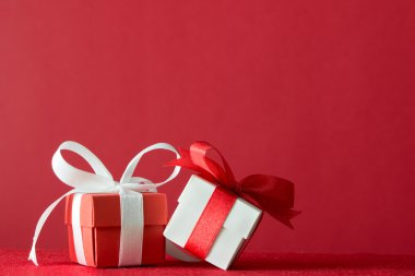 Kırmızı hediye kutuları