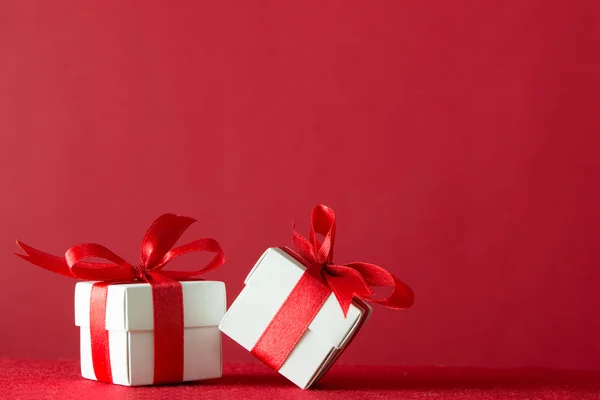 Kırmızı kurdeleli hediye kutuları — Stok fotoğraf