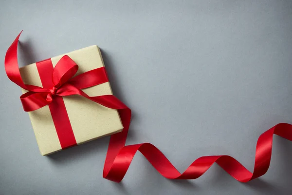 Caja de regalo rústica con cinta roja — Foto de Stock