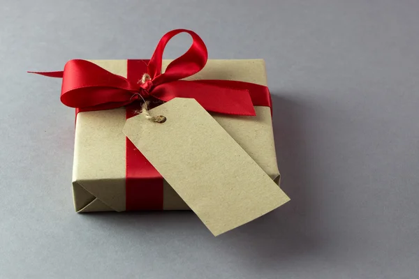 Gift box with empty tag — Stock Photo, Image