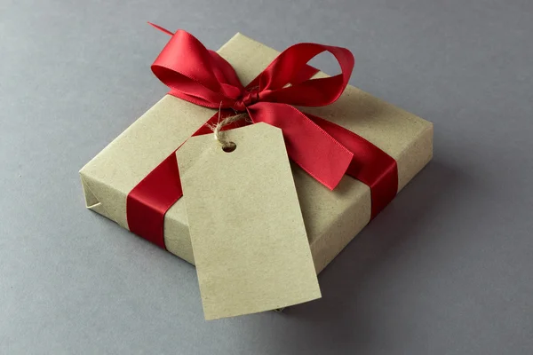 Gift box with empty tag — Stock Photo, Image