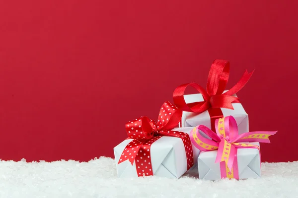 Drei weiße Geschenkboxen — Stockfoto