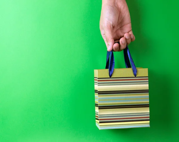 Grün gestreifte Geschenktüte — Stockfoto