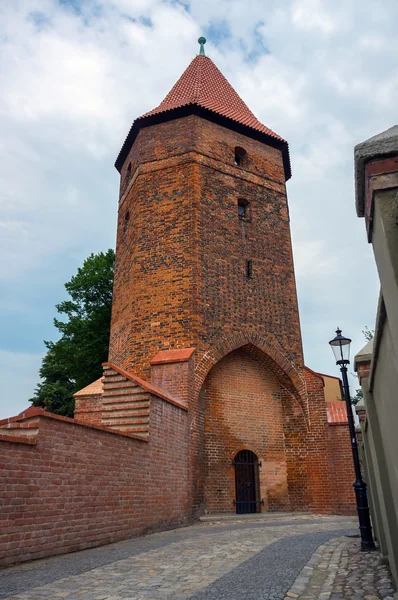 Gotyckie średniowieczna wieża w Lembork, Polska. — Zdjęcie stockowe