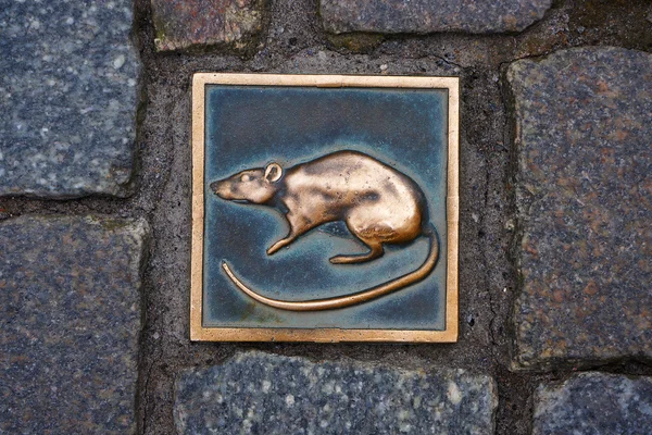 Metal rat - symbol för staden Hameln i Tyskland. — Stockfoto