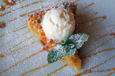 Bir dilim elmalı turta. Dondurma ve karamel ile pasta. Seçici odak.                                 