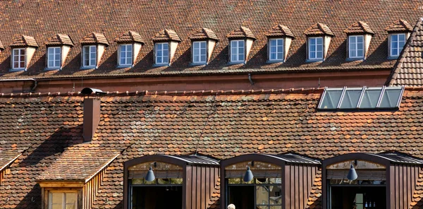 ドイツのヴュルツブルグにある中世の建物の赤いタイル張りの屋根と屋根裏窓 — ストック写真