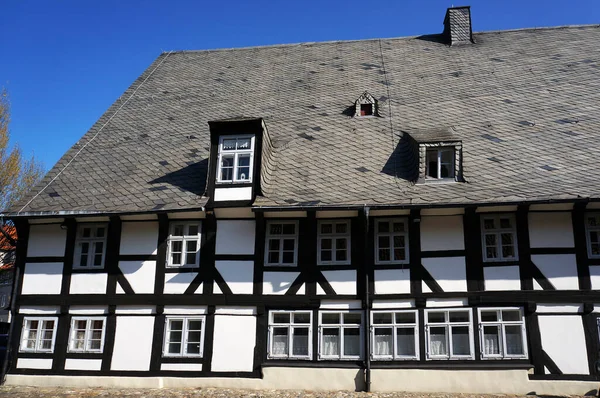 2016年4月21日 ドイツ ゴスラーにある中世の半木造家屋 天然の黒スレートタイルで覆われた屋根 — ストック写真