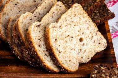 Tohumla pişirilmiş buğday ekmeği dilimleri.