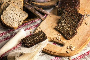 Ayçekirdeğiyle pişirilmiş çavdar ekmeği ve buğday ekmeği dilimleri..