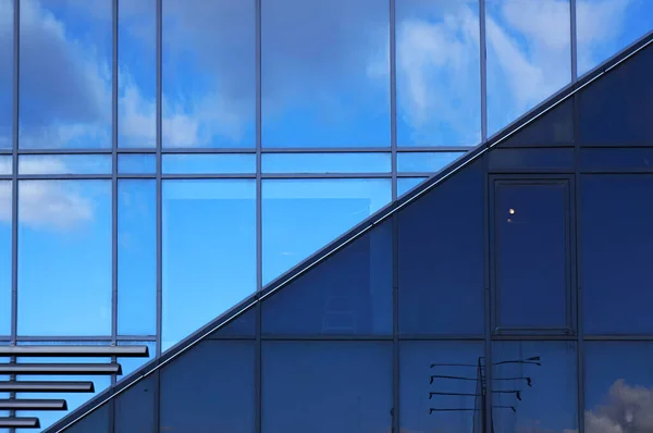 Fenster Der Fassade Eines Modernen Gebäudes Spiegelung Des Himmels Fensterglas — Stockfoto