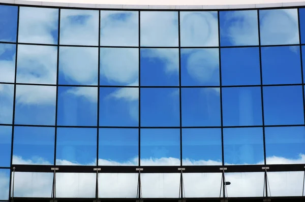Mavi Gökyüzünün Yansımaları Modern Binanın Büyük Pencerelerinin Camlarında Beyaz Bulutlar — Stok fotoğraf